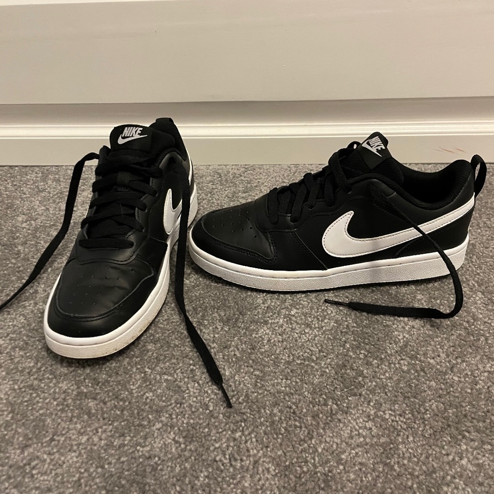 Nike Kids' Grade School Court Borough Low 2 retro basketball shoe sz. 5.5Y